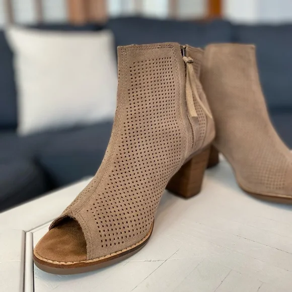 SOLD - Toms Majorca Beige Suede Peep Toe Women’s Ankle Heel Booties Size 6.5 - Picture 2 of 8